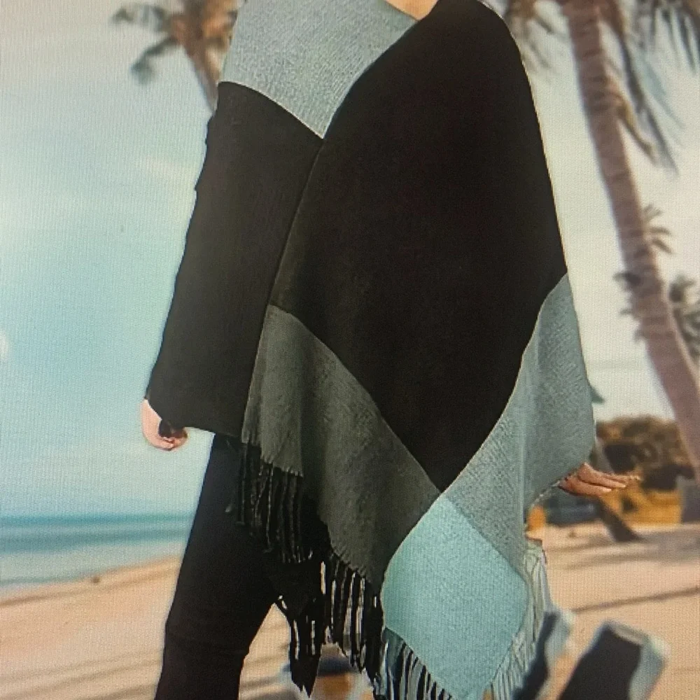 Pretty light weight geometric pattern poncho - Picture 2 of 7